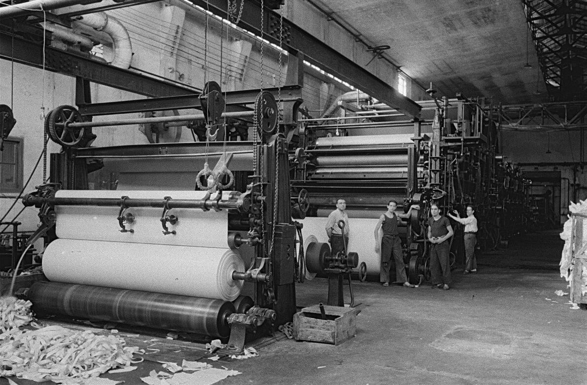 Self-managed paper manufacturing factory collectivized by the CNT.
