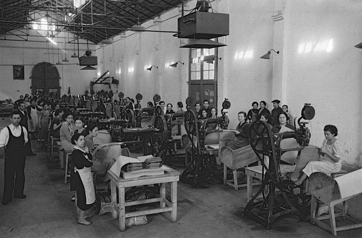 Self-managed paper manufacturing factory collectivized by the CNT.