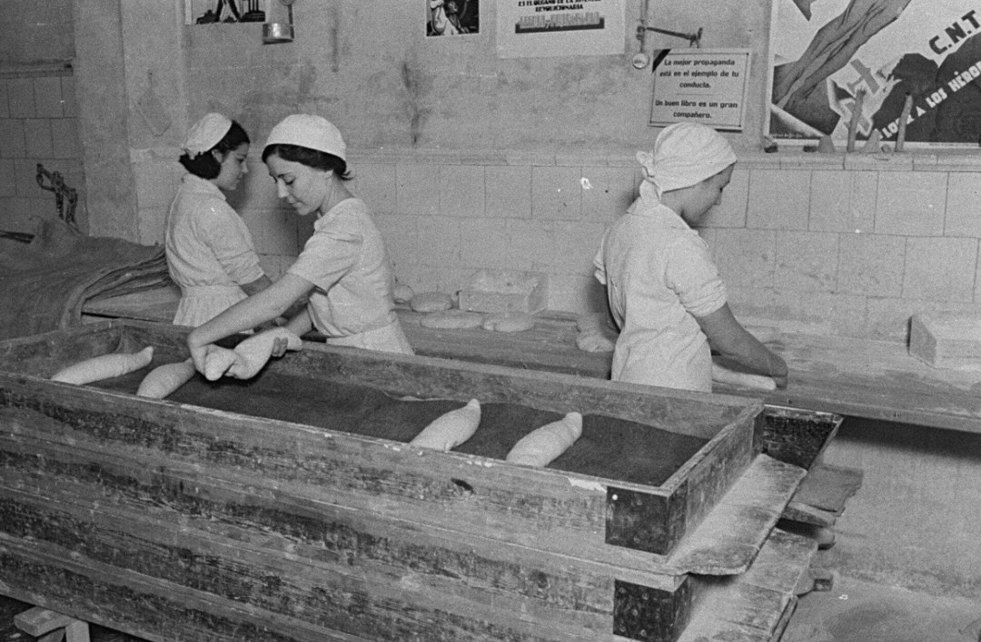 Self-managed workers in a bakery collectivized by the CNT.
